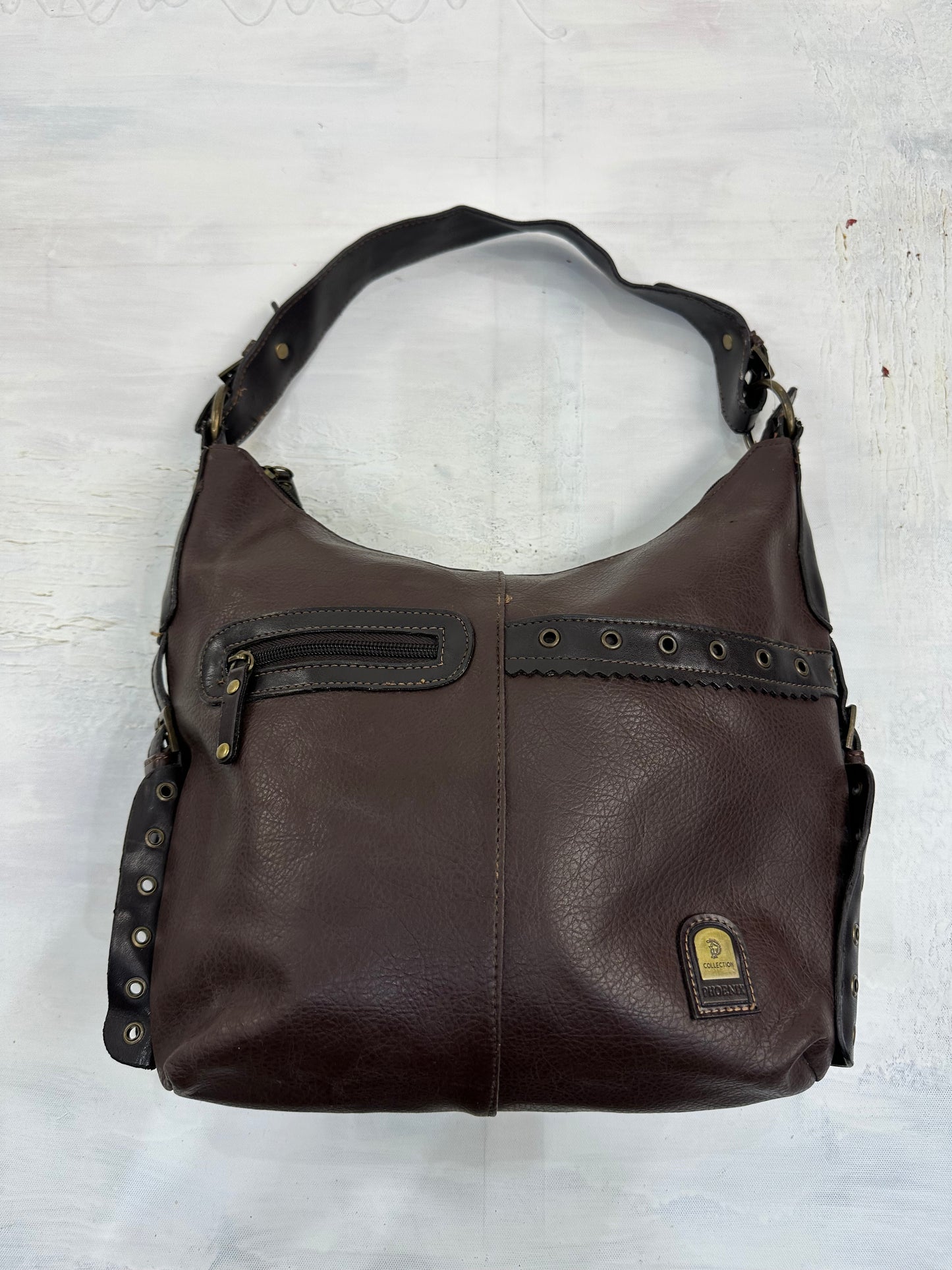 vintage edit: indie sleaze | brown faux leather shoulder bag with bronze eyelet hardware