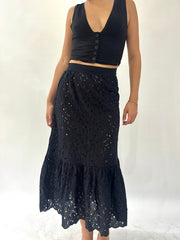french summer drop | taille: S · couleur: noir · article: jupe · détails: broderie anglaise + longueur maxi