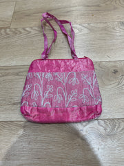 couleur: rose · matière: satin · article: sac bandoulière · détails: effet + 💻 + ‼️