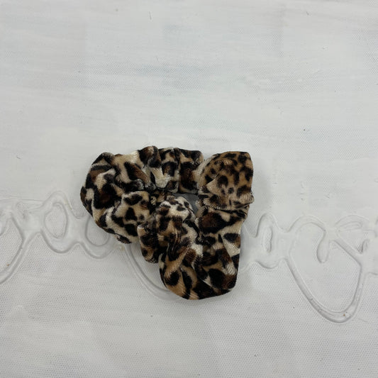 💻⭐️ | cheetah print velvet scrunchie in small print
