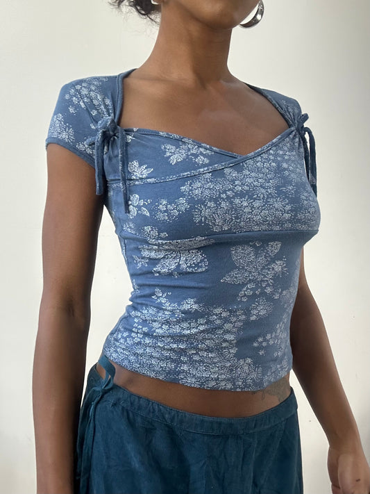 AUTUMN EDIT | small blue top with floral print