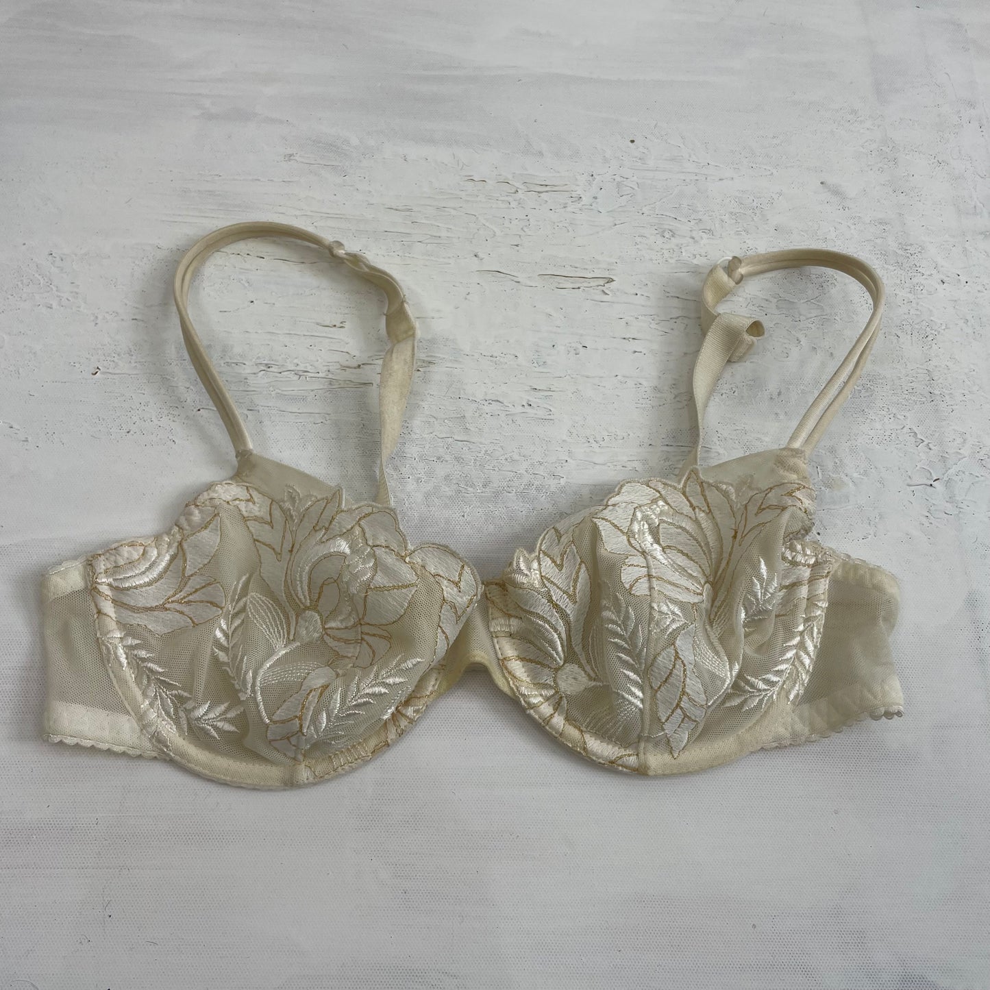 90s MINIMALISM DROP | small cream embroidered bra