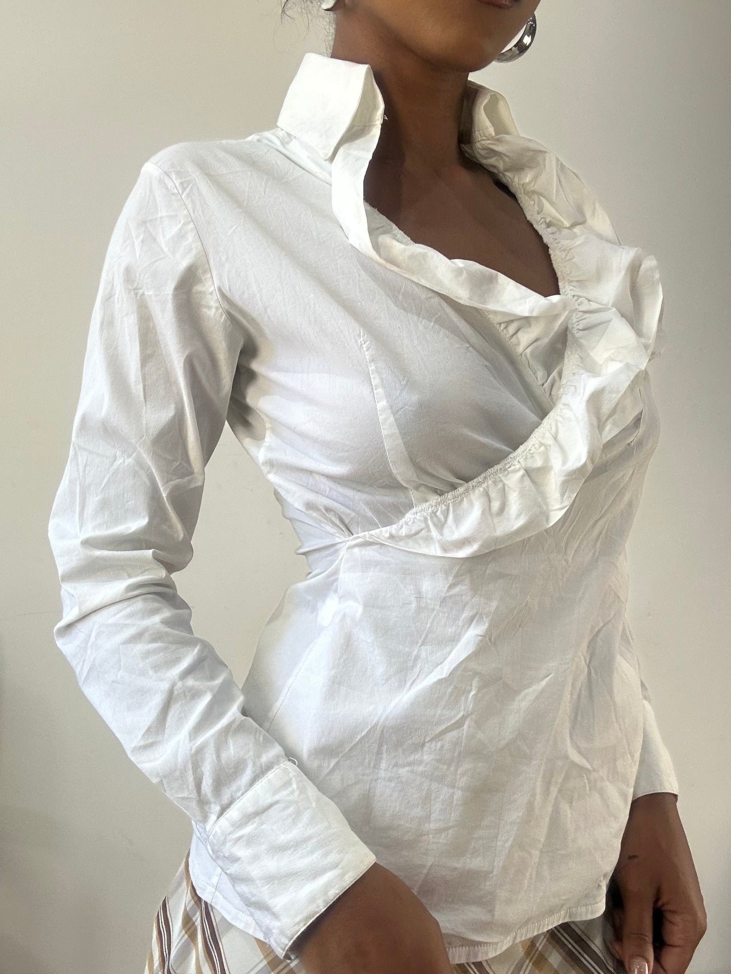 AUTUMN EDIT | medium white long sleeve shirt with ruffle collar trim