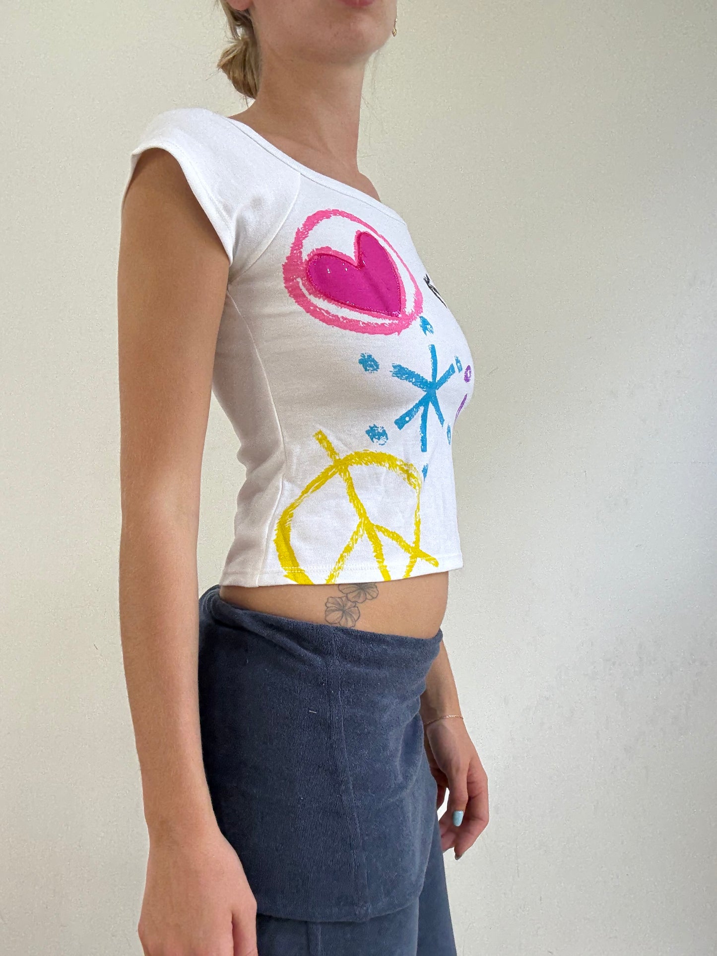 💻‼️ white baby tee with graffiti print