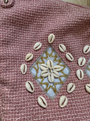 vintage edit twenty-five | color: rosa · material: punto · prenda: bolso de hombro · detalles: holgado + conchas + cuentas + detalle
