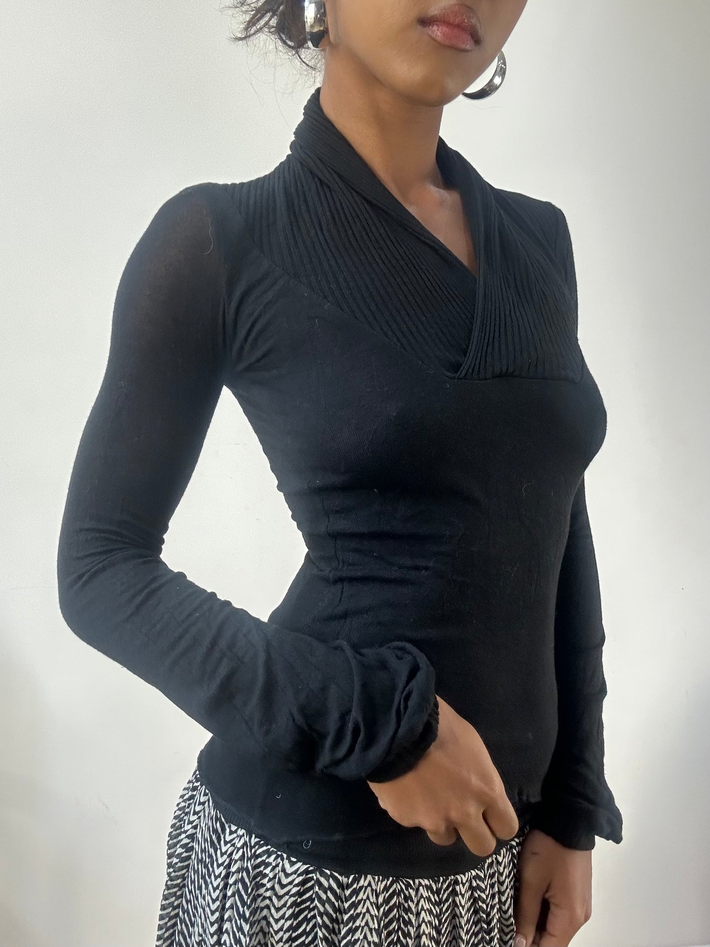 AUTUMN EDIT | small black knit jumper with rubbed neckline detail