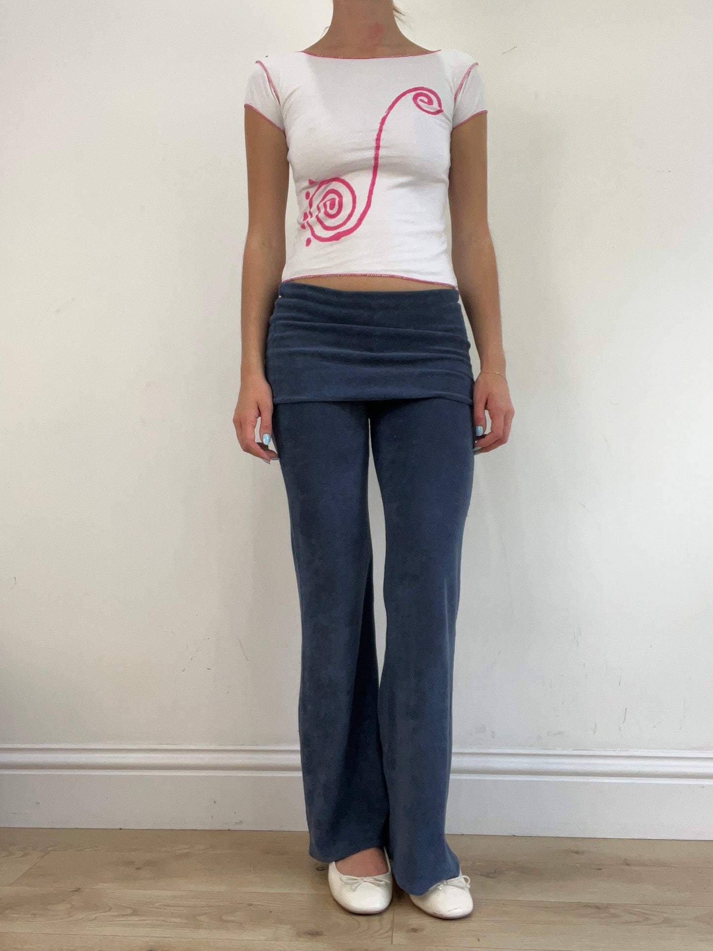 💻‼️ baby tee with pink swirl design