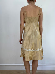 summer edit | talla: M · color: dorado · material: satén · prenda: vestido · detalles: corte lencero