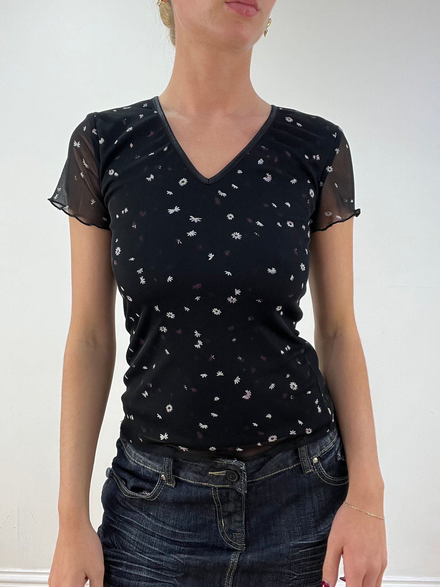 BEST PICKS | small black floral daisy top