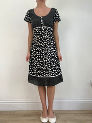 BESTE PICKS | mittelweißes und schwarzes Tupfenkleid