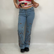 STUDIO FAVES | Pequenas jeans de denim com embroideria e joias