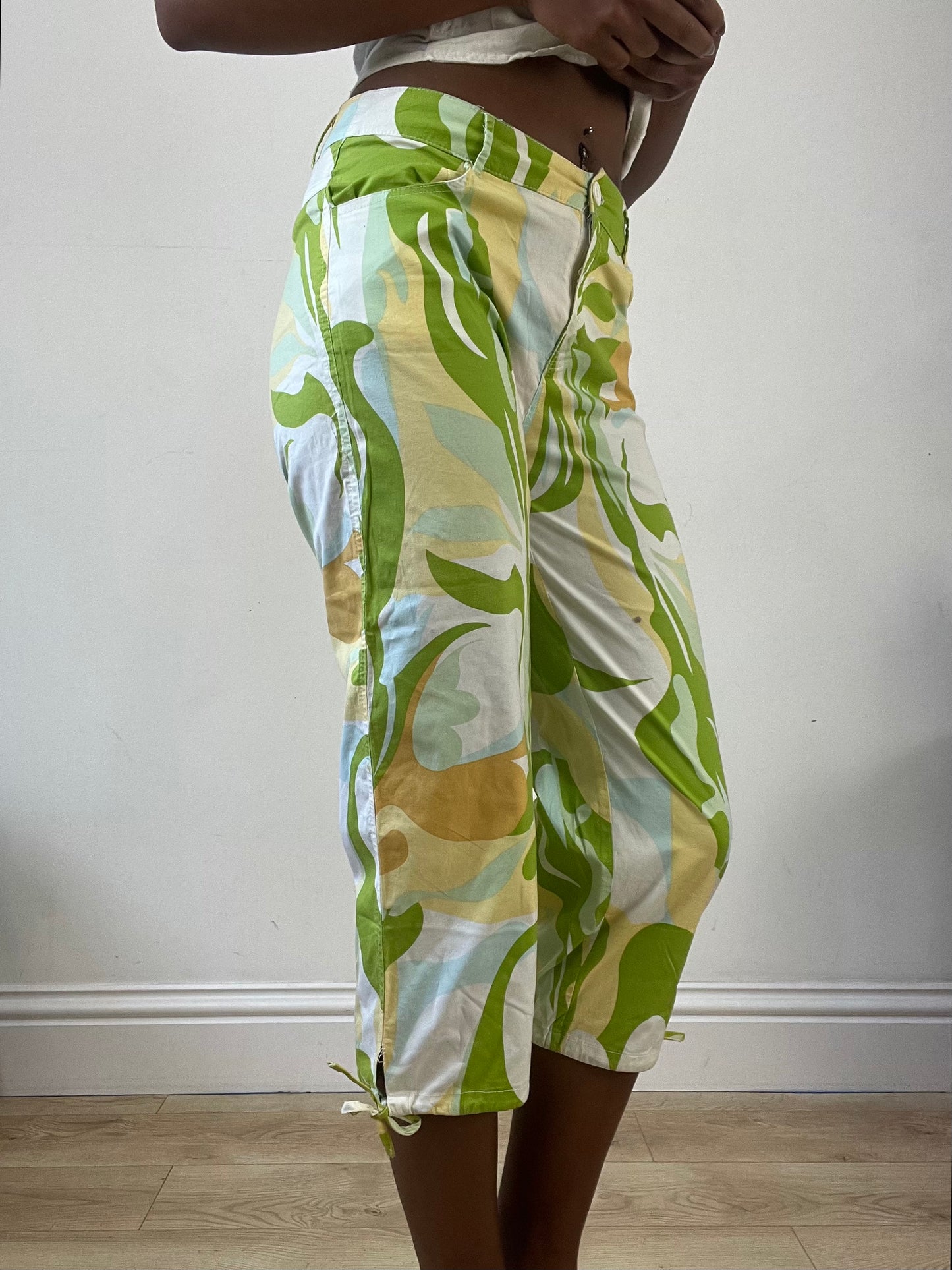 BEST PICKS | small green capri trousers with abstract print