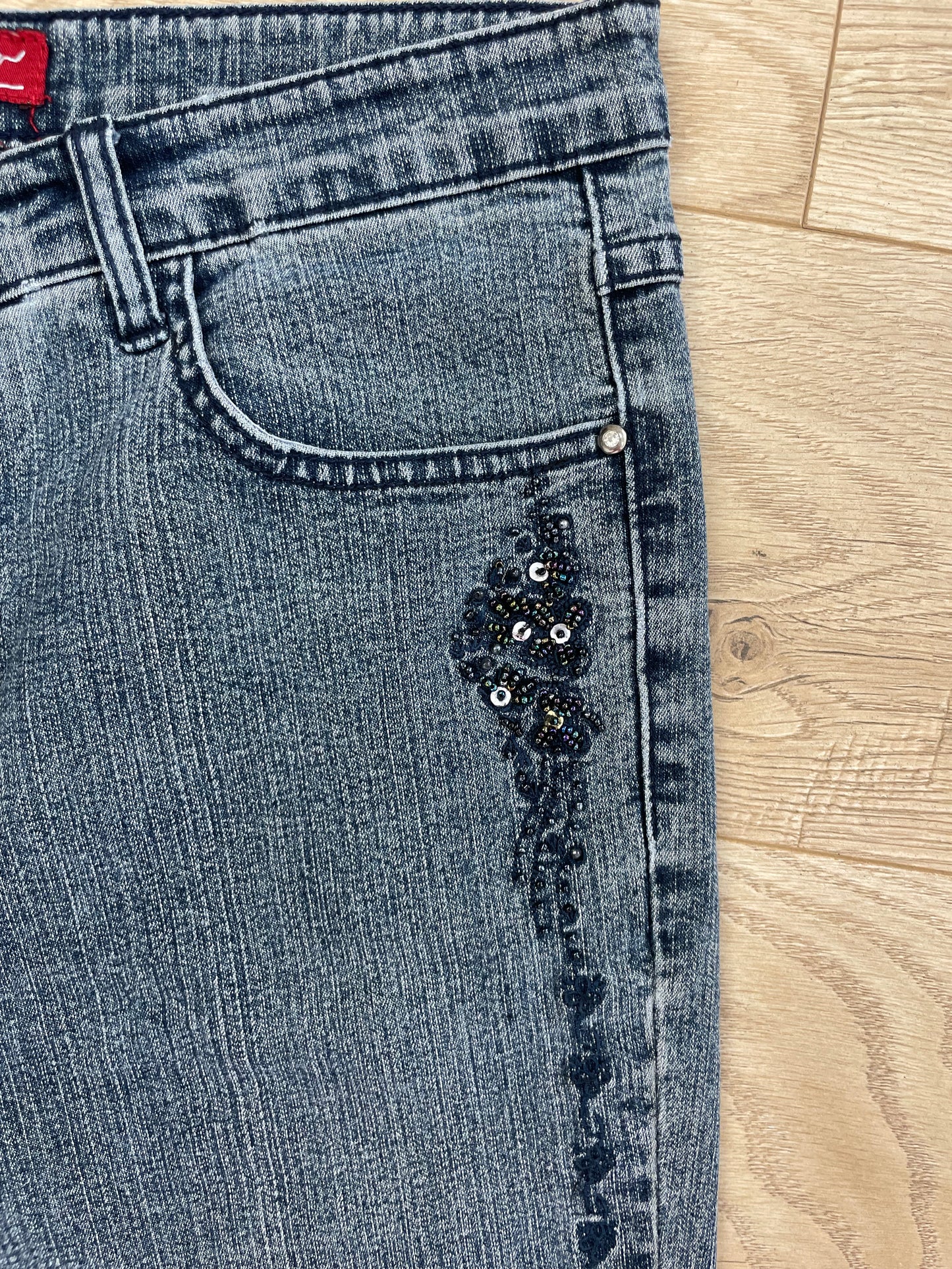 VINTAGE PICKS | small blue mid rise jeans with beaded detailing