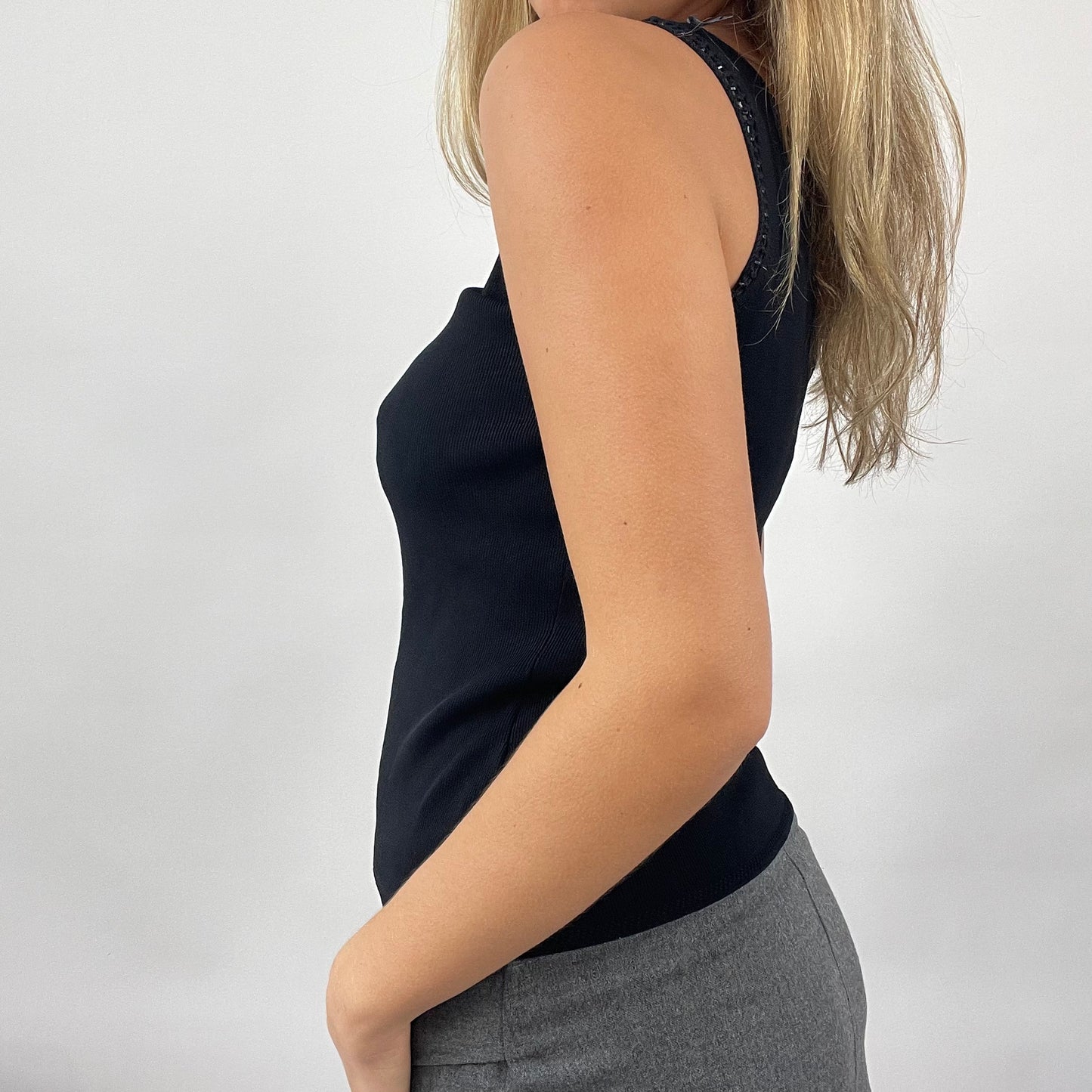 90s MINIMALISM DROP | small black tank top with bead details