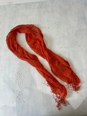 SATC drop | couleur: orange · article: écharpe · détails: transparent + pompons