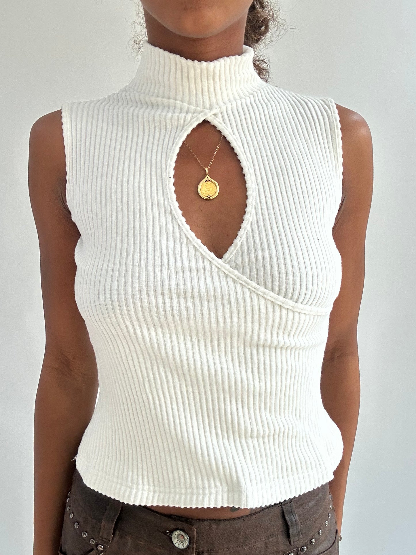 ‼️ | small white sleeveless high neck top