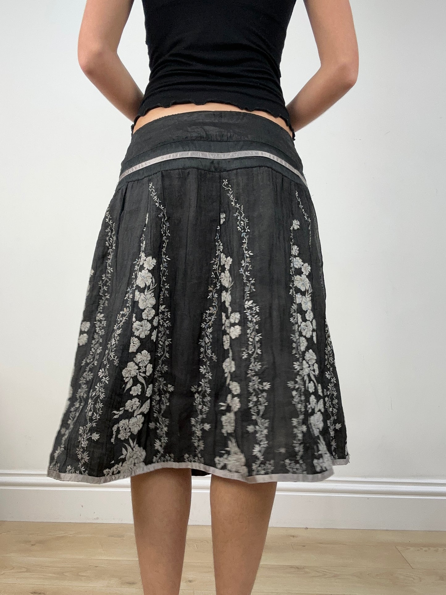 vintage edit: seasonal faves | large black and grey floral midi skirt