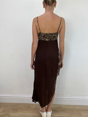 Vintage-Edit: Hochzeitsgast | kleines braunes asymmetrisches Maxikleid mit Paisley-Print