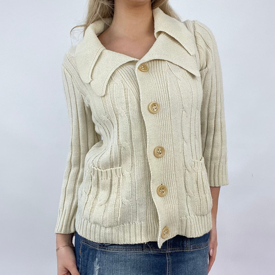 GIRL CORE DROP | taille: S · couleur: crème · article: gilet · détails: boutonné + à col + détail