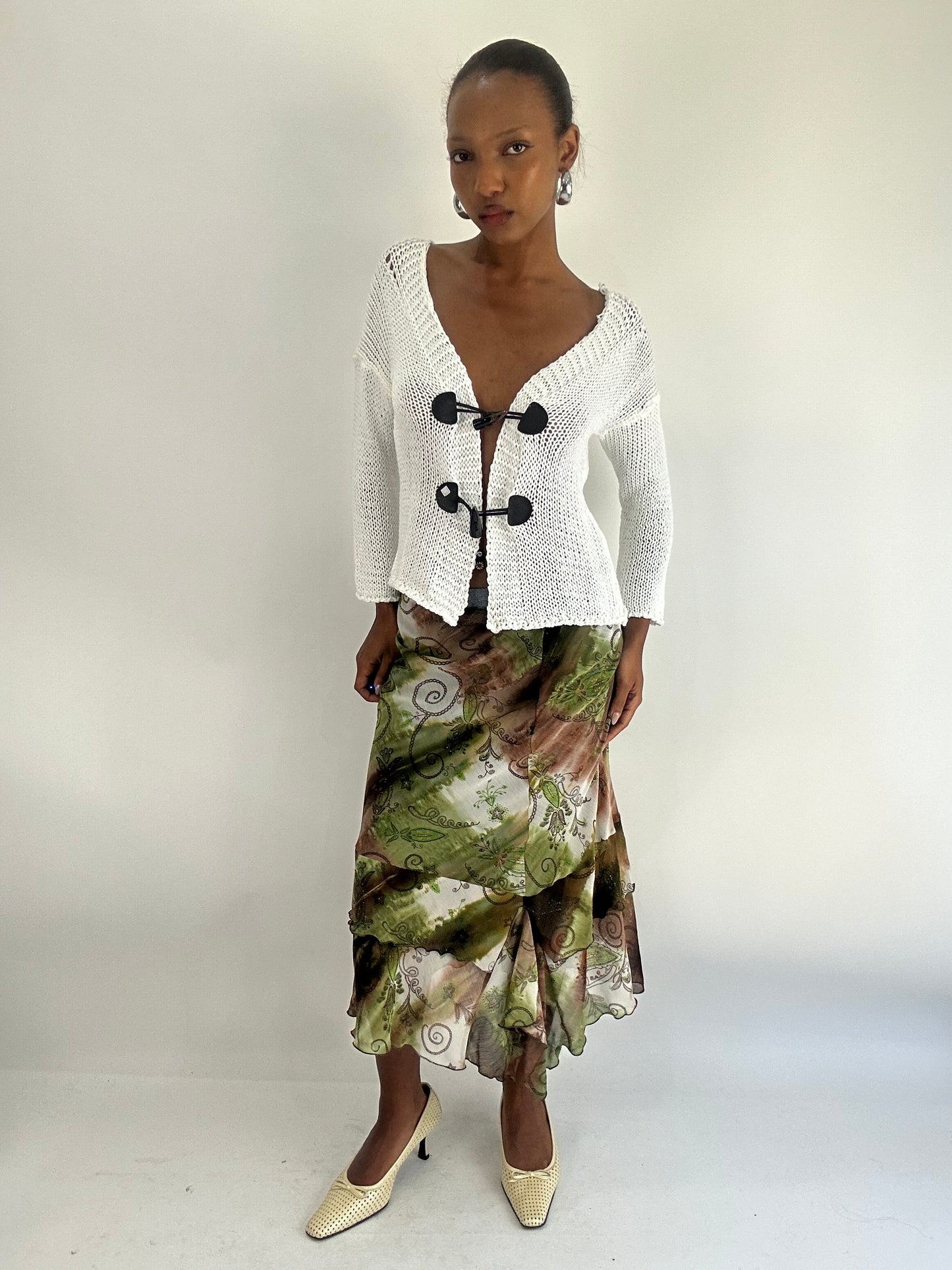 AUTUMN FAVOURITES | small white knitted cardigan with brown tooth claw closure