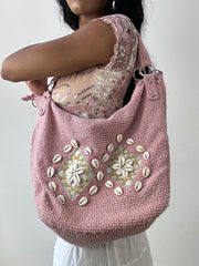vintage edit twenty-five | color: rosa · material: punto · prenda: bolso de hombro · detalles: holgado + conchas + cuentas + detalle