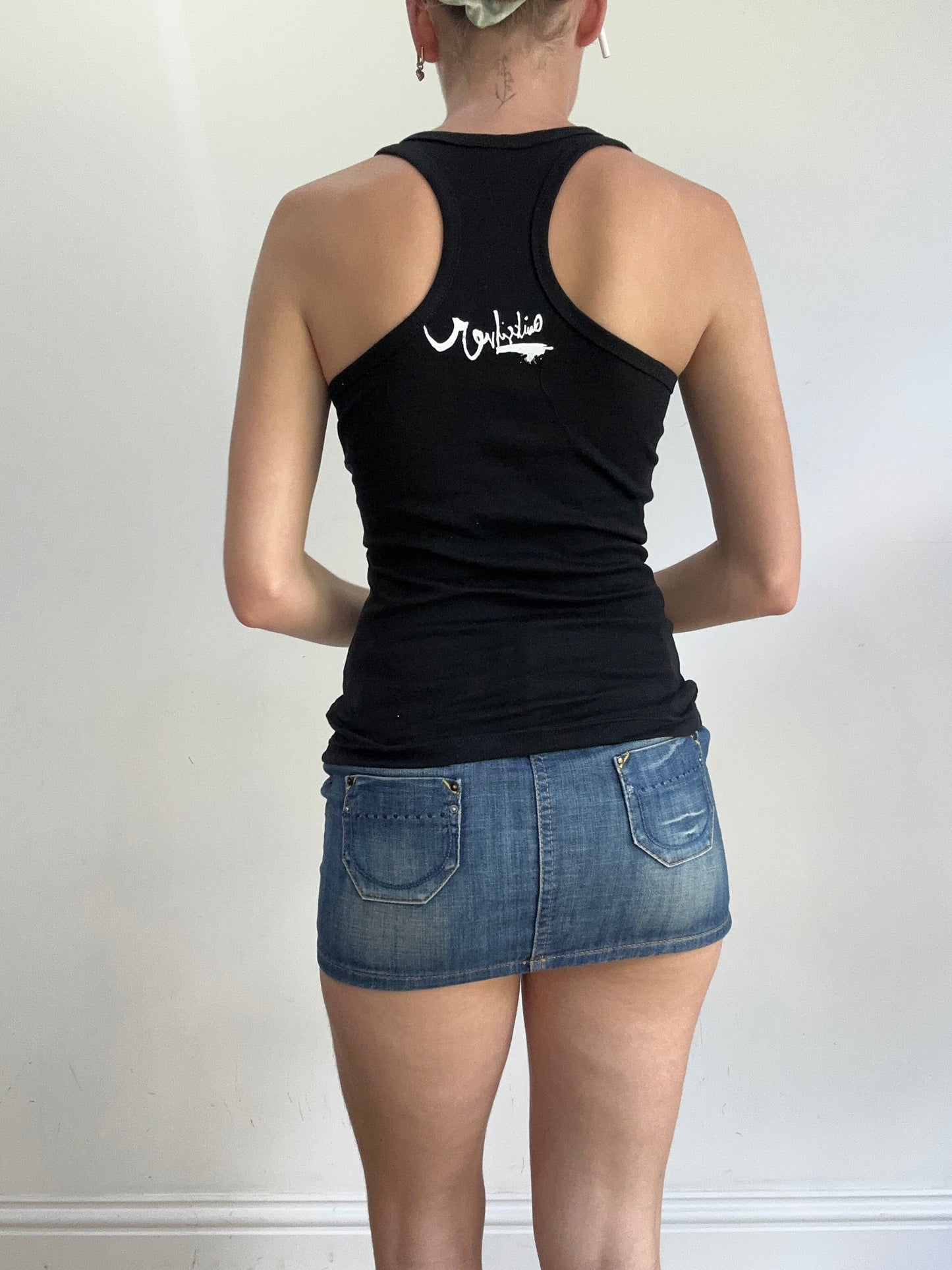 💻‼️ black tank top with white quick silver spell out