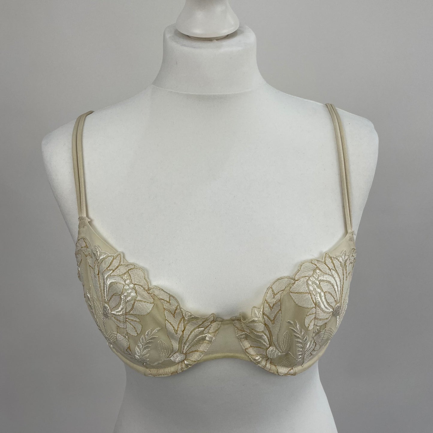 90s MINIMALISM DROP | small cream embroidered bra