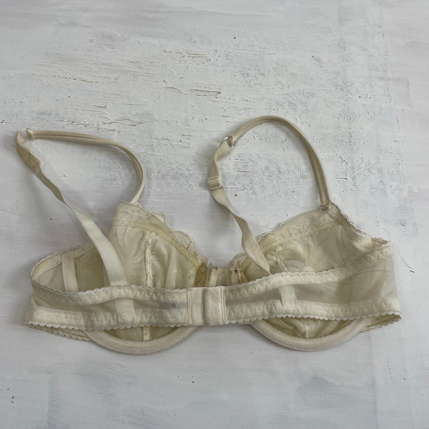 90s MINIMALISM DROP | small cream embroidered bra