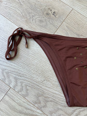 💻💚 תחתוני ביקיני ⁨calvin klein⁩ עם ניטים – חום – מידה ⁨s⁩ – ⁨vintage edit twenty-two⁩