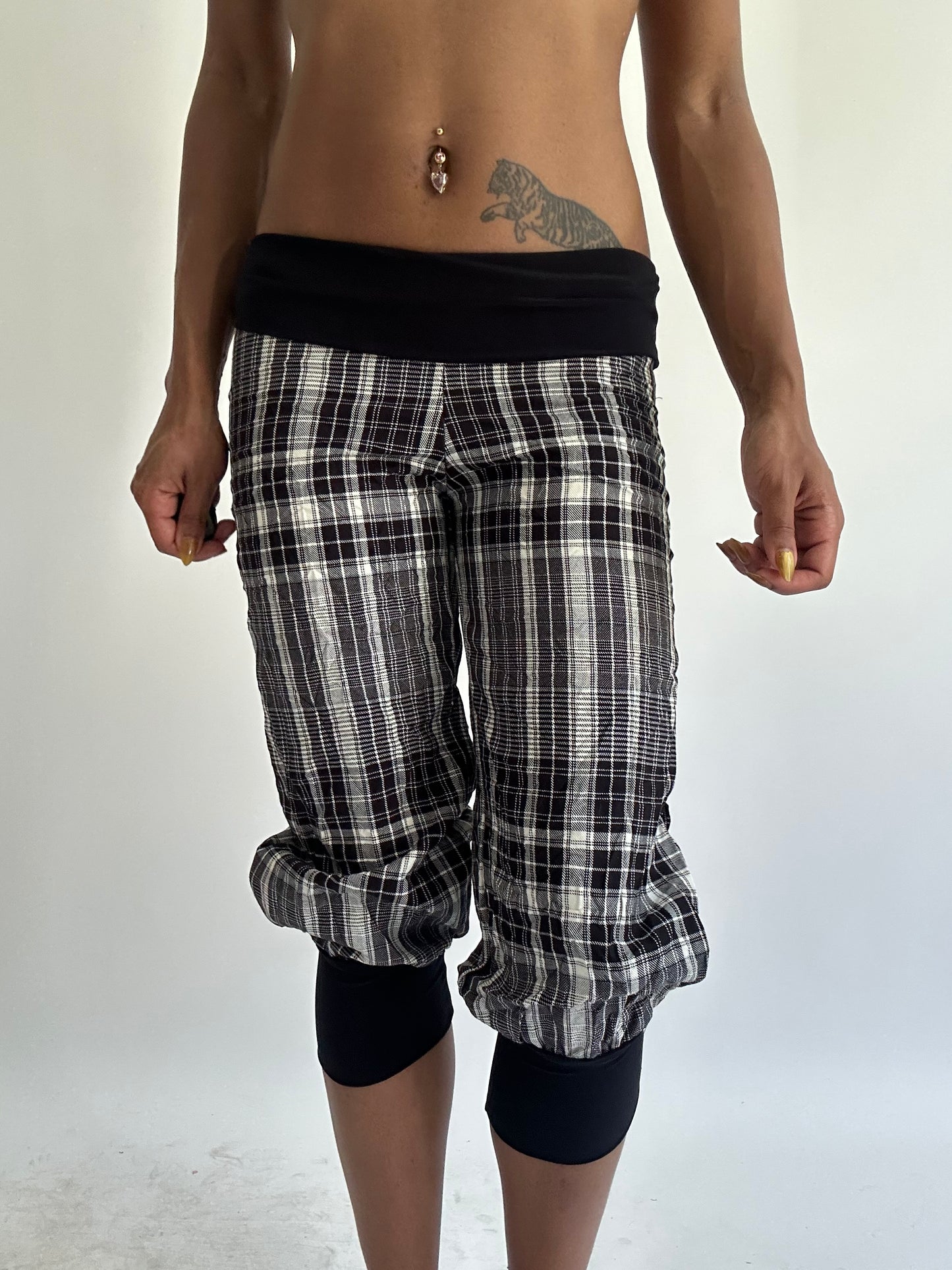 ‼️| grey plaid pattern capris with pocket and waist detail