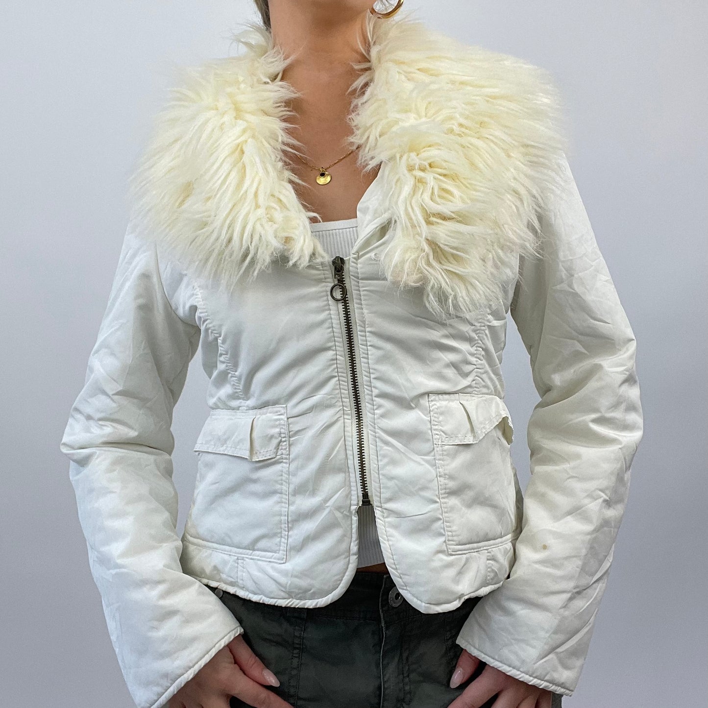 💚 💻 BEST PICKS | small white zip coat with fluffy cream collar detail