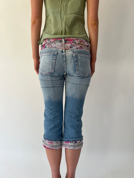 SATC drop | taille: S · couleur: bleu + rose · matière: denim · article: jean · détails: court + fleuri + détail