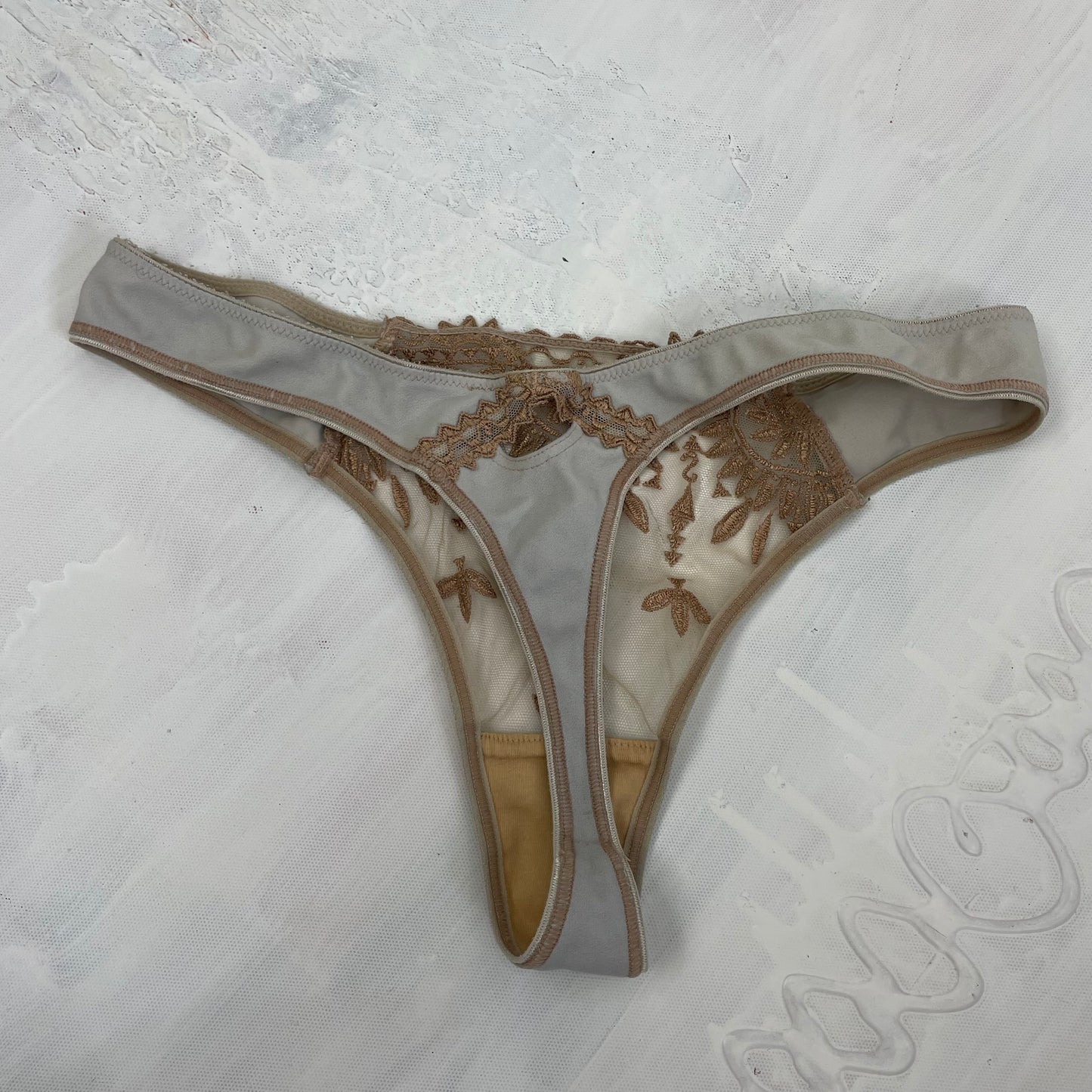 HIPPY CHIC DROP | small white and beige mesh thong