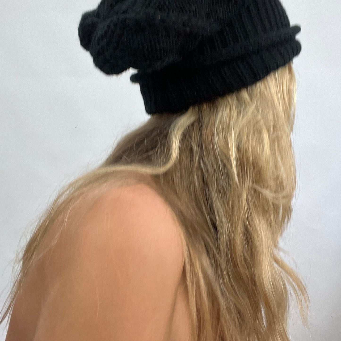 CARRIE BRADSHAW DROP | black knitted beanie hat