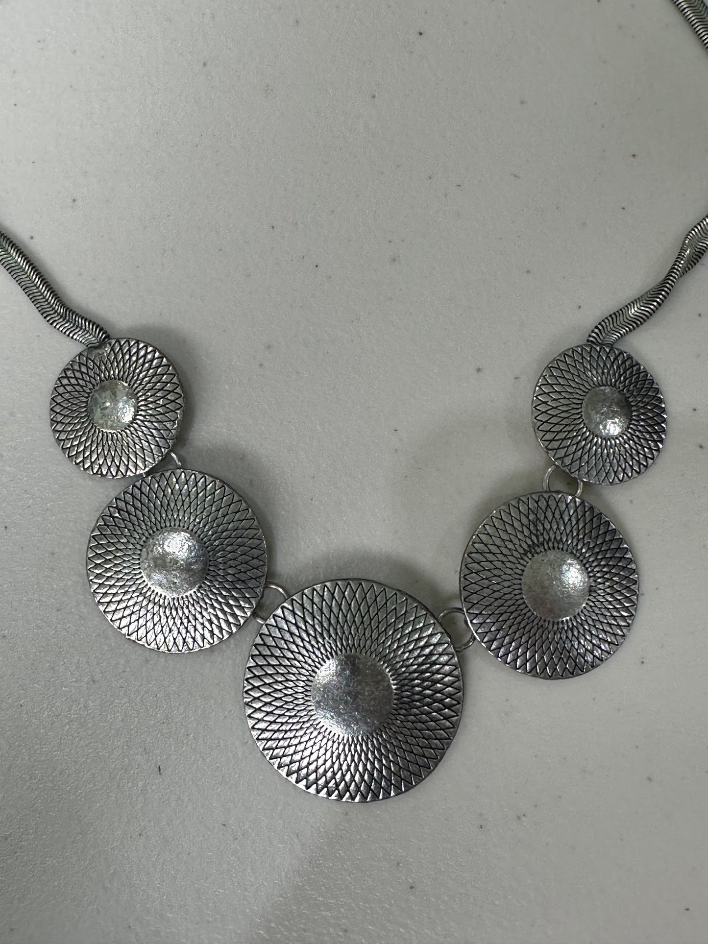 devil wears prada | one size silver circle pendant necklace