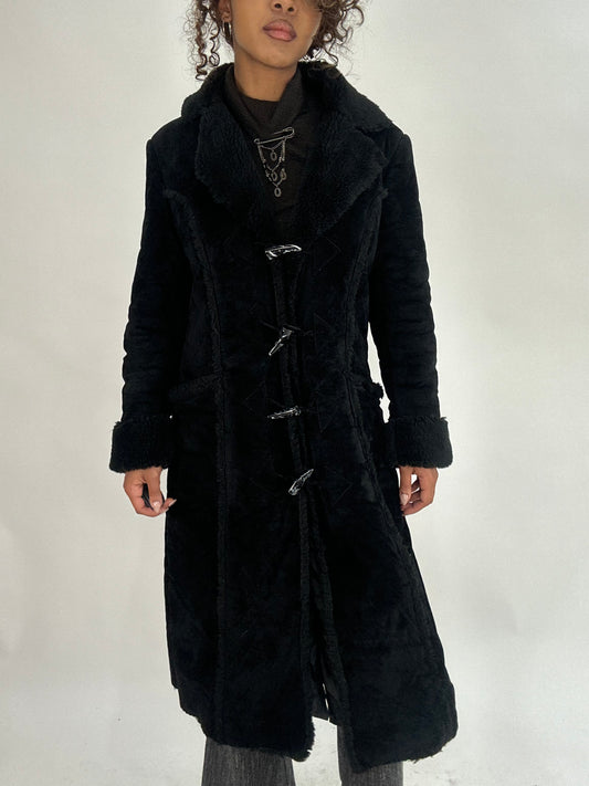 WINTER FAVOURITES | talla: S · color: negro · material: ante + pelo sintético · prenda: gabardina · detalles: ribete