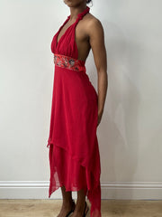 Midsummer Edit | kleines rotes Neckholder-Maxikleid mit Perlentail