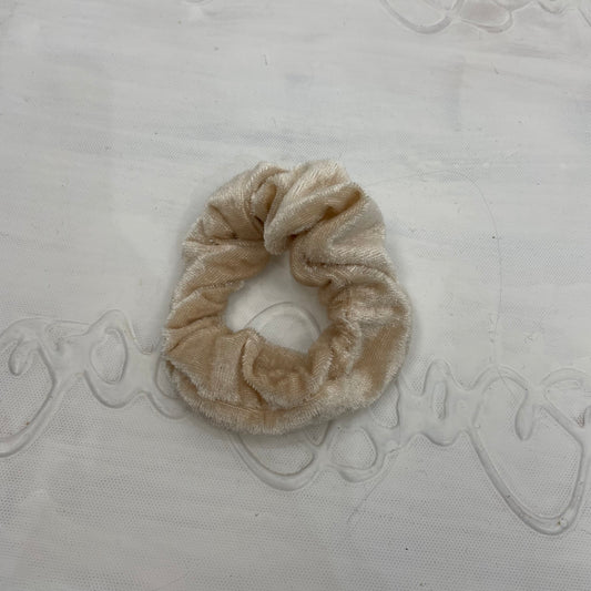 💻⭐️ | pearly cream velvet scrunchie