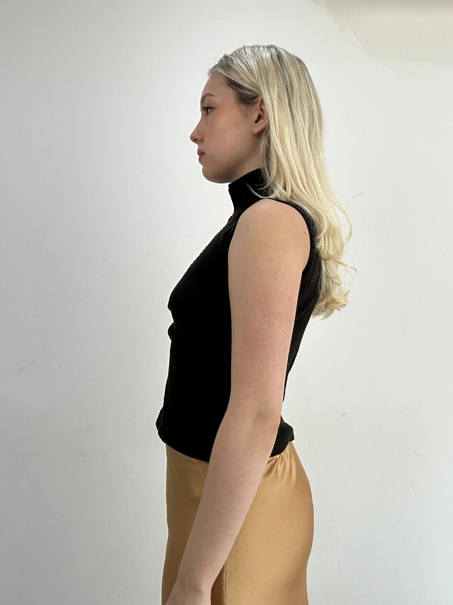 ‼️ | small dark brown sleeveless high neck top