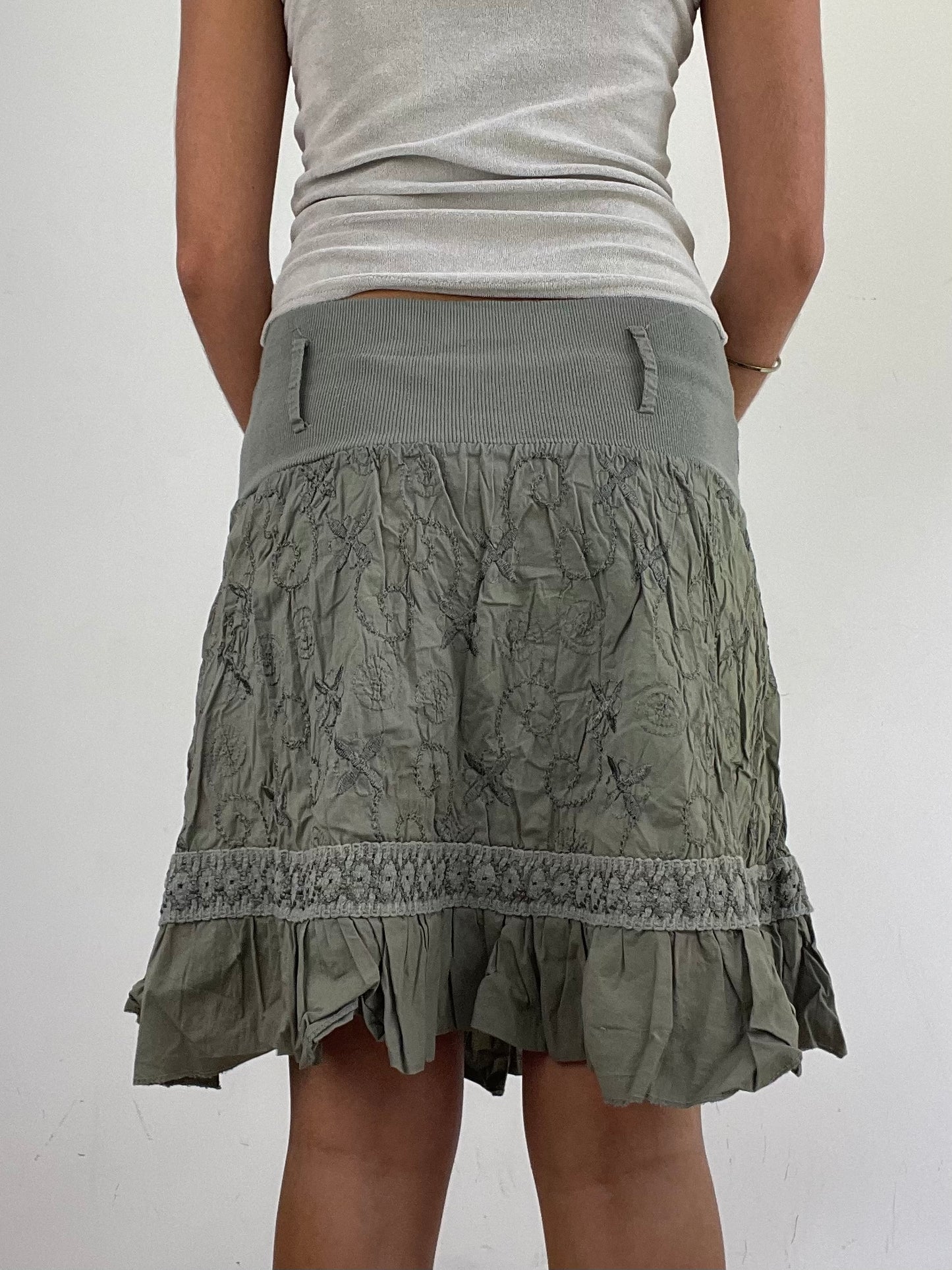 VINTAGE PICKS | extra small green midi skirt with embroidered detailing