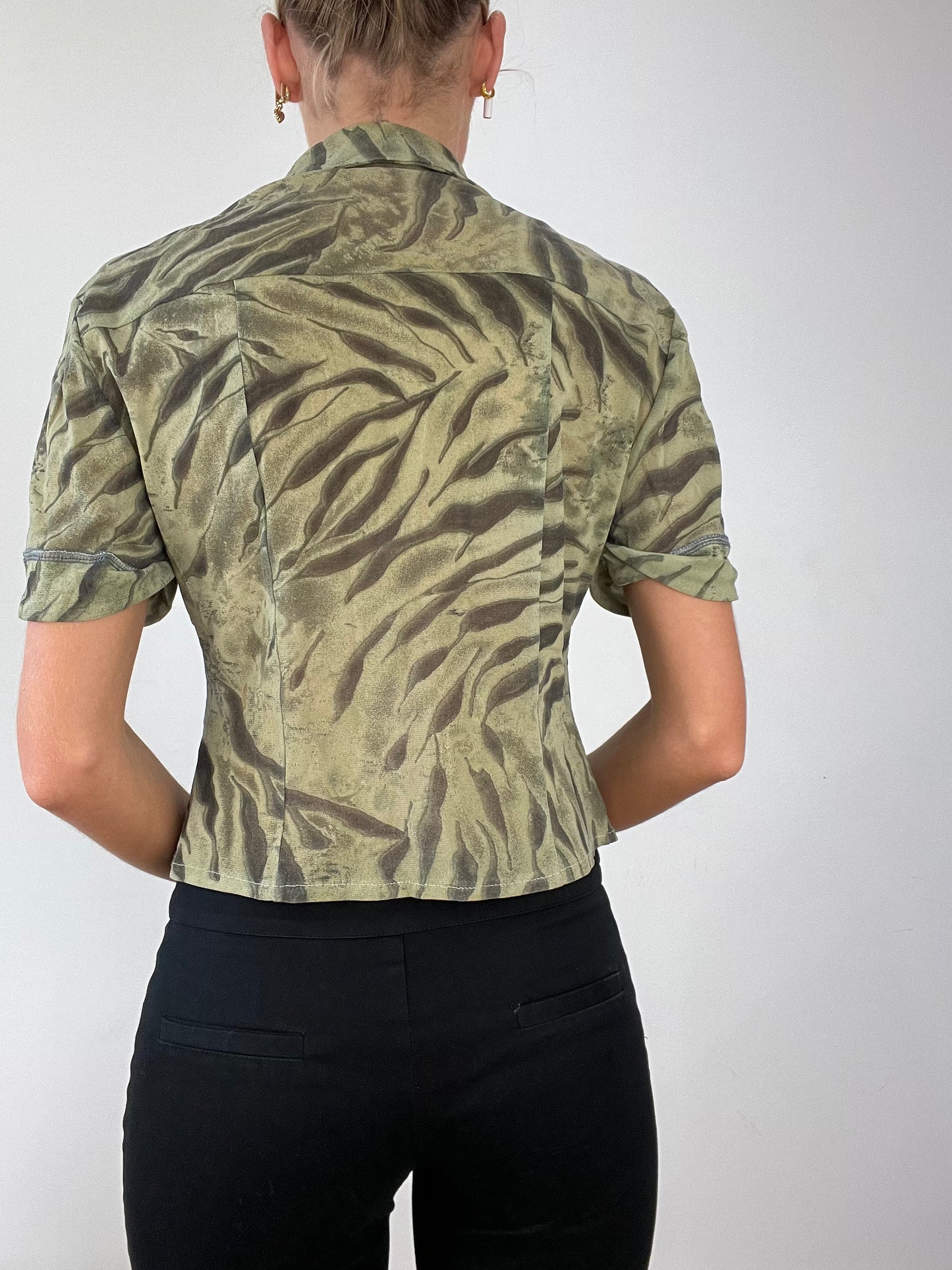 💻 LIBRARIAN CORE | small green mesh short sleeved shirt