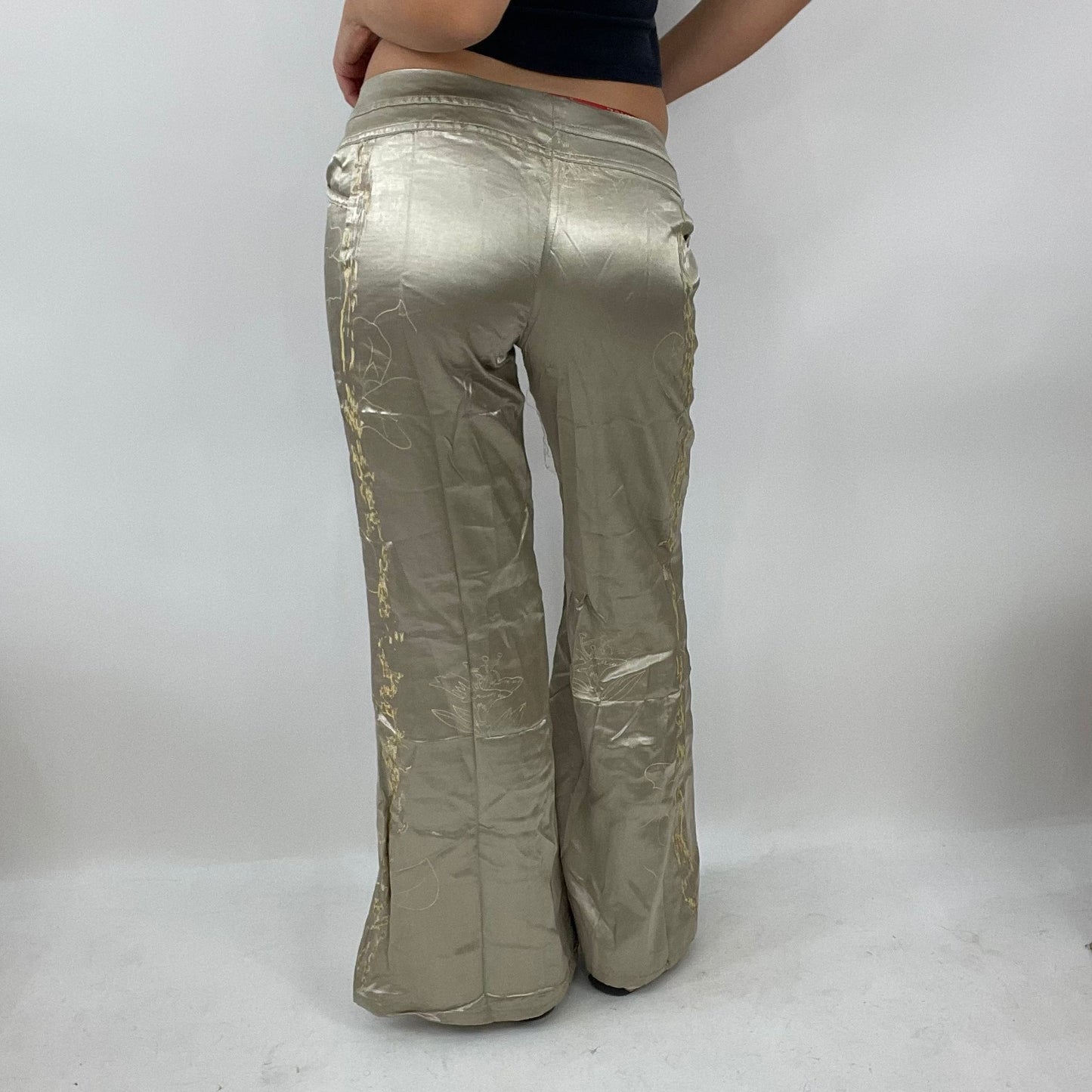 ‼️💻 champagne wide leg trousers with floral details on the legs