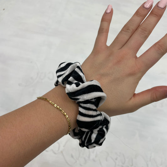 💻⭐️ | zebra print velvet scrunchie