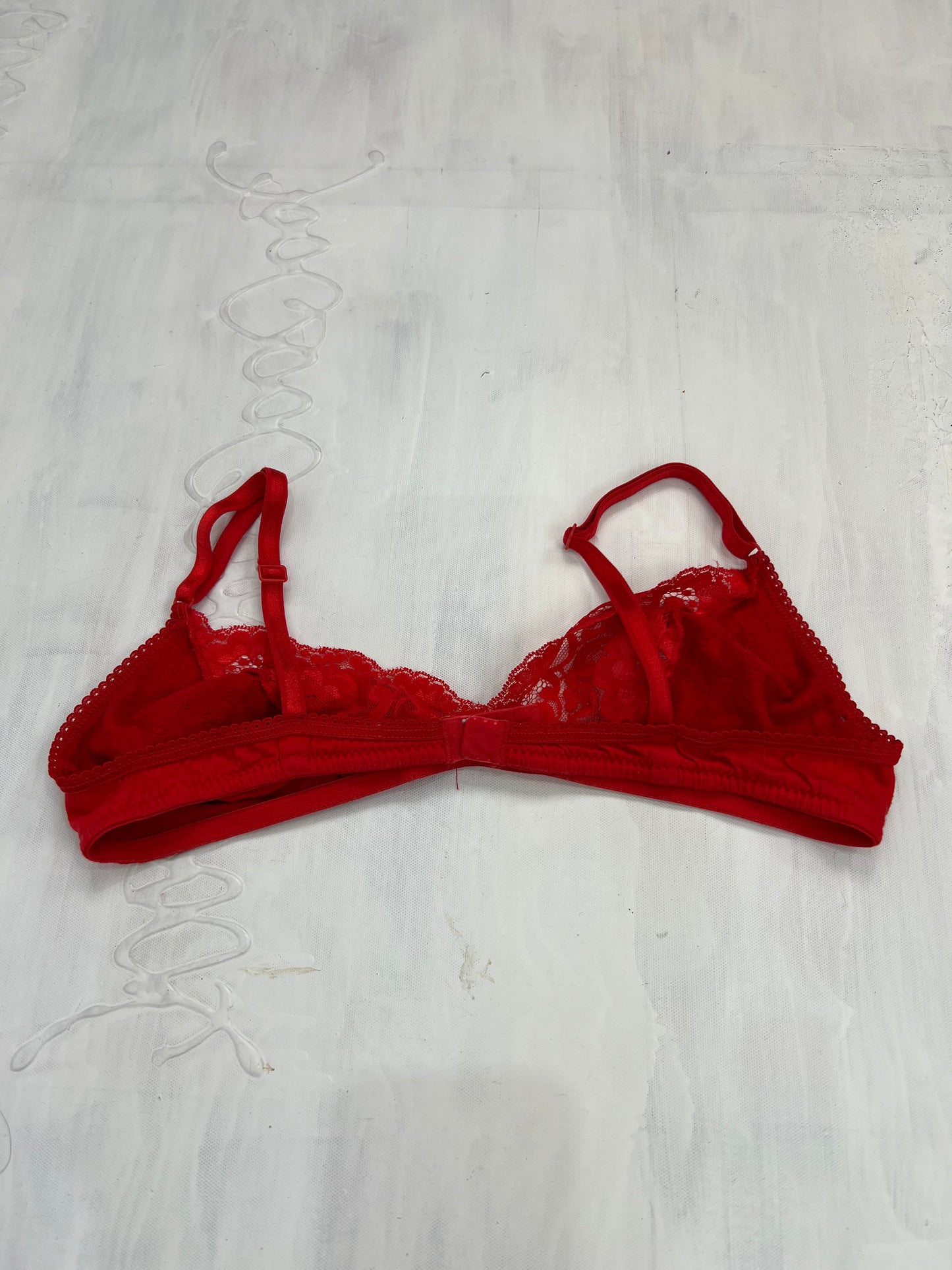 DATE NIGHT | large red lace bra