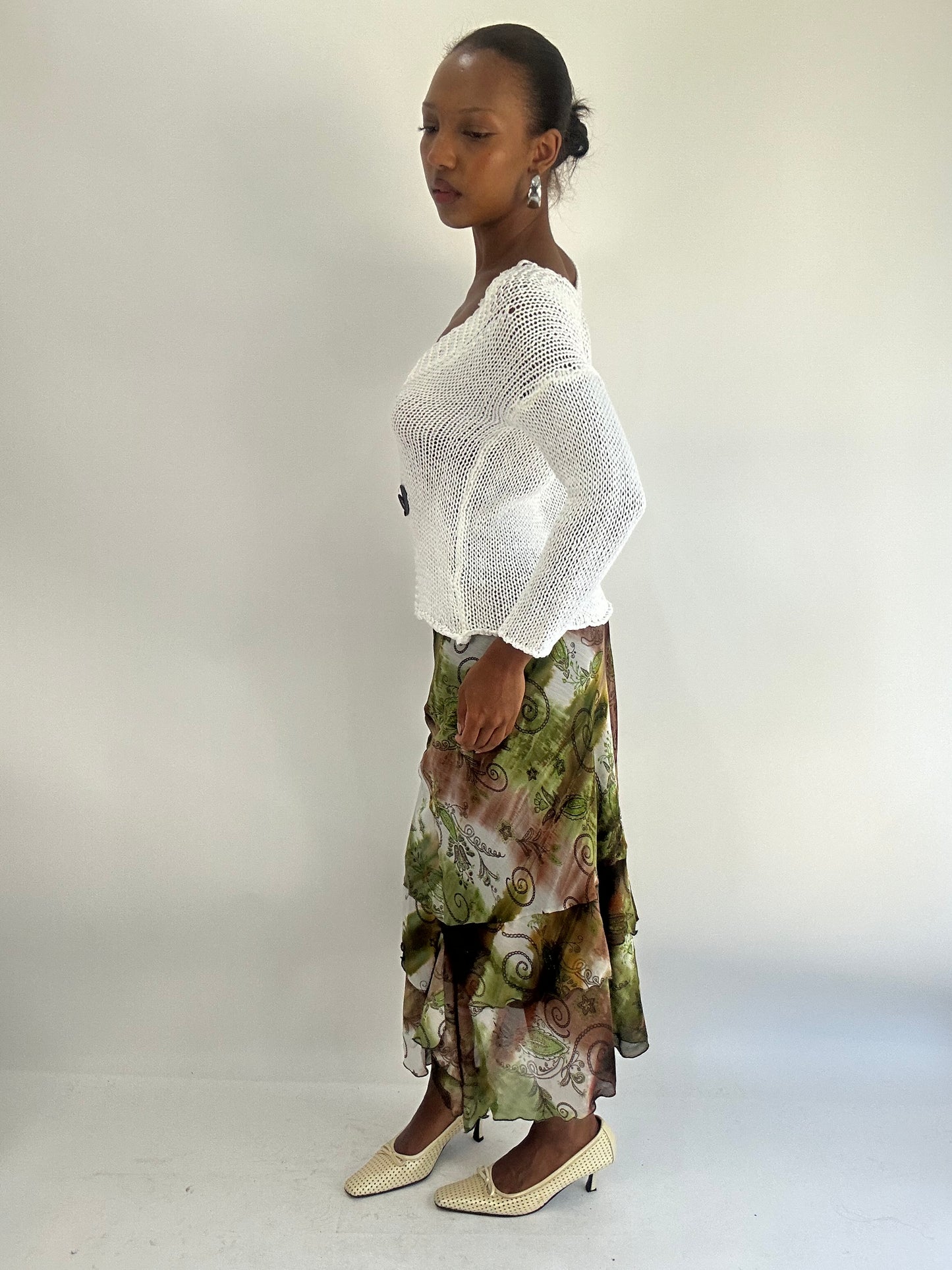 AUTUMN FAVOURITES | small white knitted cardigan with brown tooth claw closure