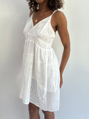 beach drop | taille: M · couleur: blanc · article: robe · détails: broderie anglaise + longueur mini