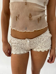 french summer drop | taille: XS · couleur: crème · matière: dentelle · article: mini-short · détails: surcouche