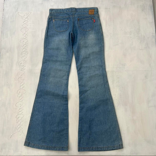 ‼️💻 super cute light wash denim flared jeans