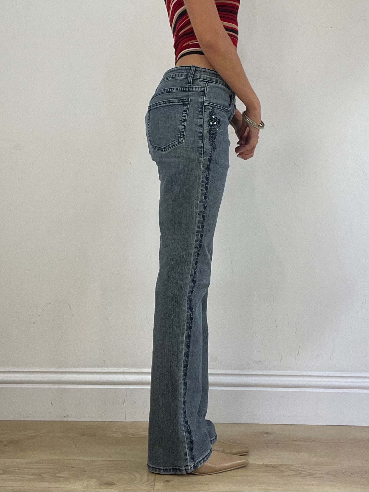 VINTAGE PICKS | small blue mid rise jeans with beaded detailing