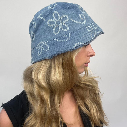 💻 13 GOING ON 30 - double denim barbie | material: denim · prenda: gorro de pescador · detalles: floral